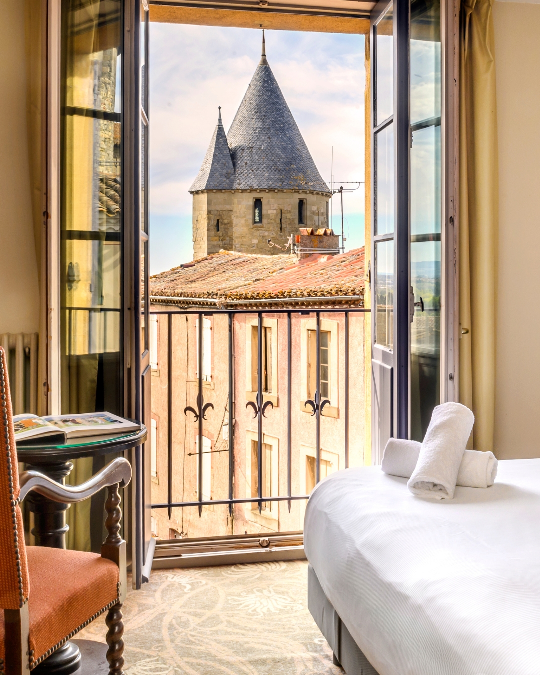 Chambre de l’Hôtel Le Donjon avec vue sur les tours de la Cité de Carcassonne