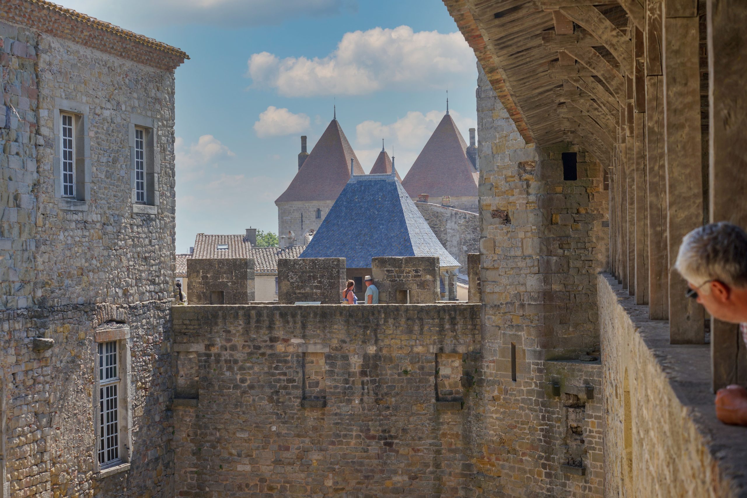 Promenade sur les remparts du Château Comtal avec vue sur la Cité de Carcassonne